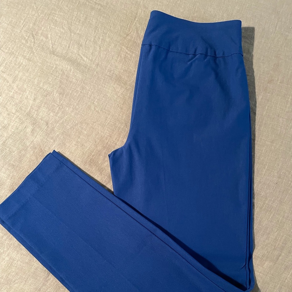 NWOT, Up! Brand capri pant, blue, Size 6.